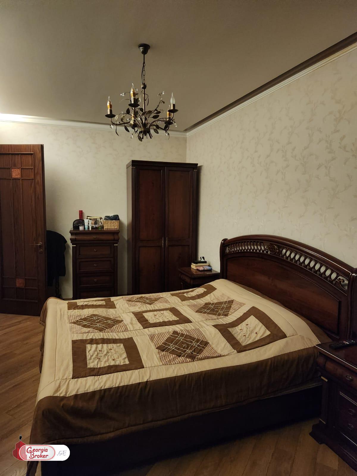 იყიდება ახალი გარემონტებული 5 ოთახიანი ბინა