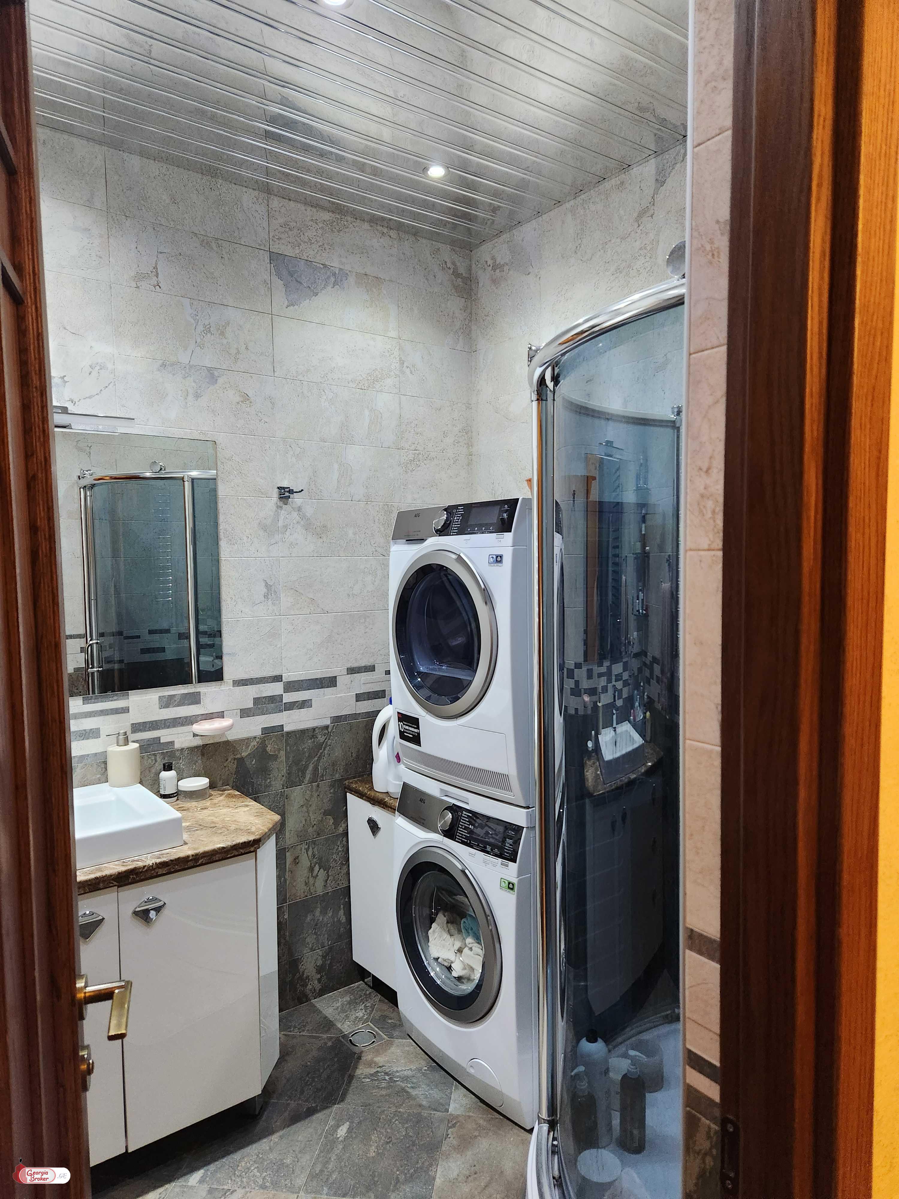 იყიდება ახალი გარემონტებული 5 ოთახიანი ბინა