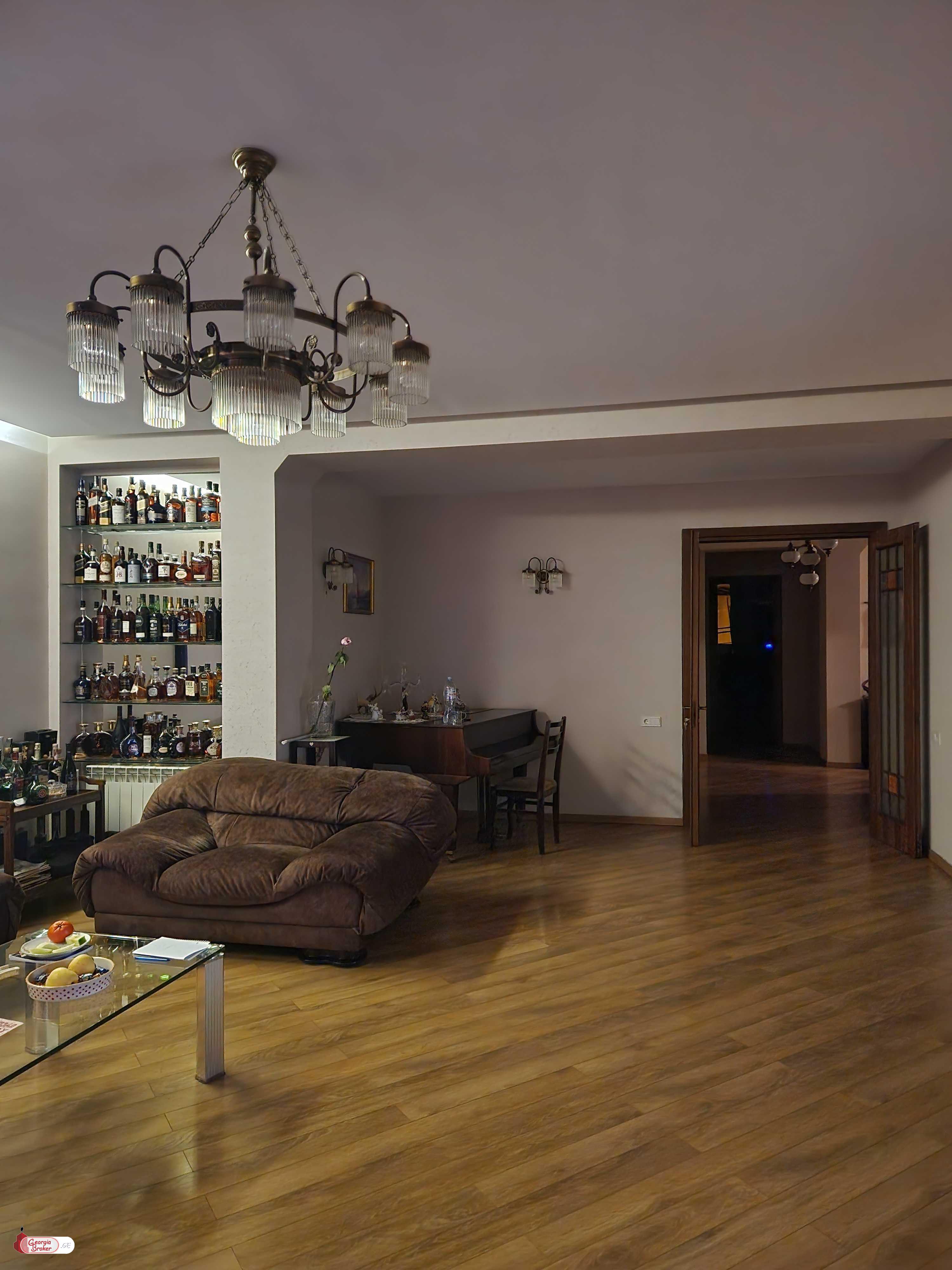 იყიდება ახალი გარემონტებული 5 ოთახიანი ბინა