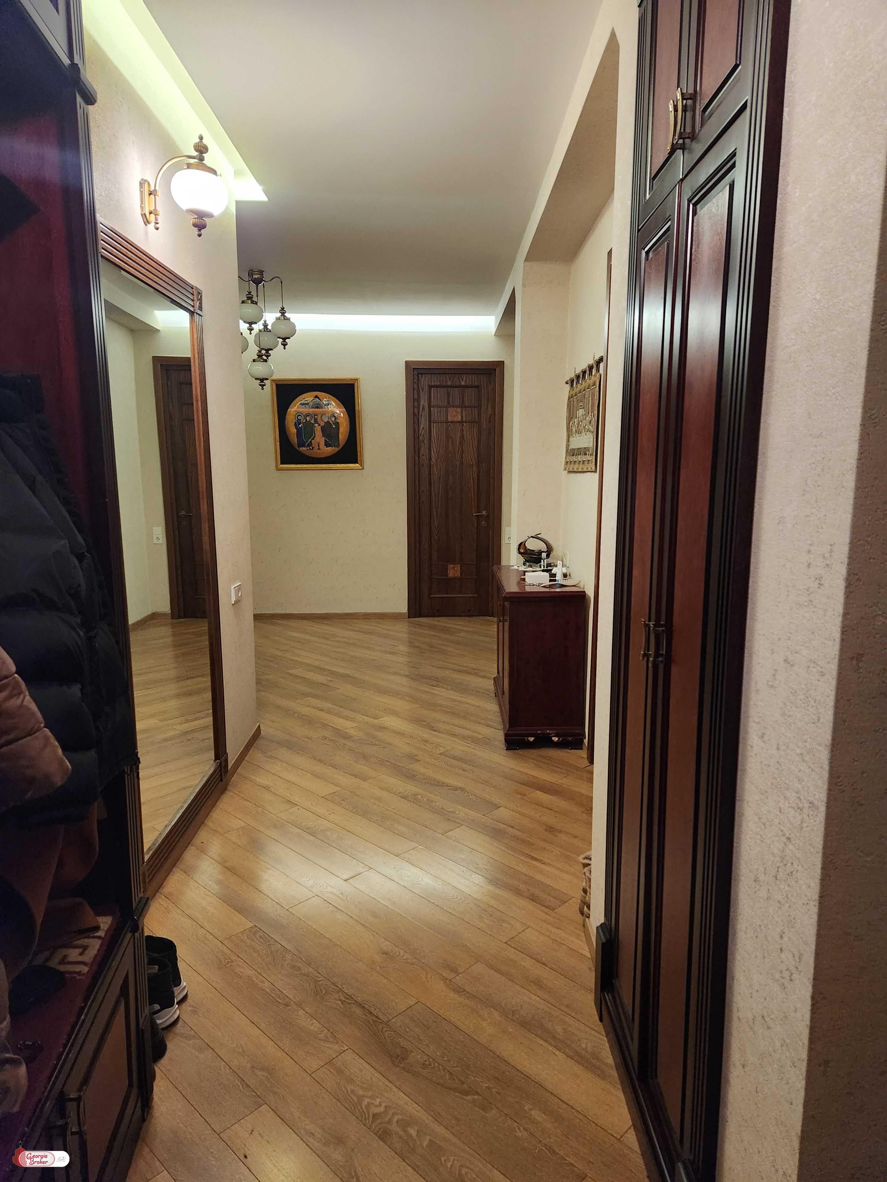 იყიდება ახალი გარემონტებული 5 ოთახიანი ბინა