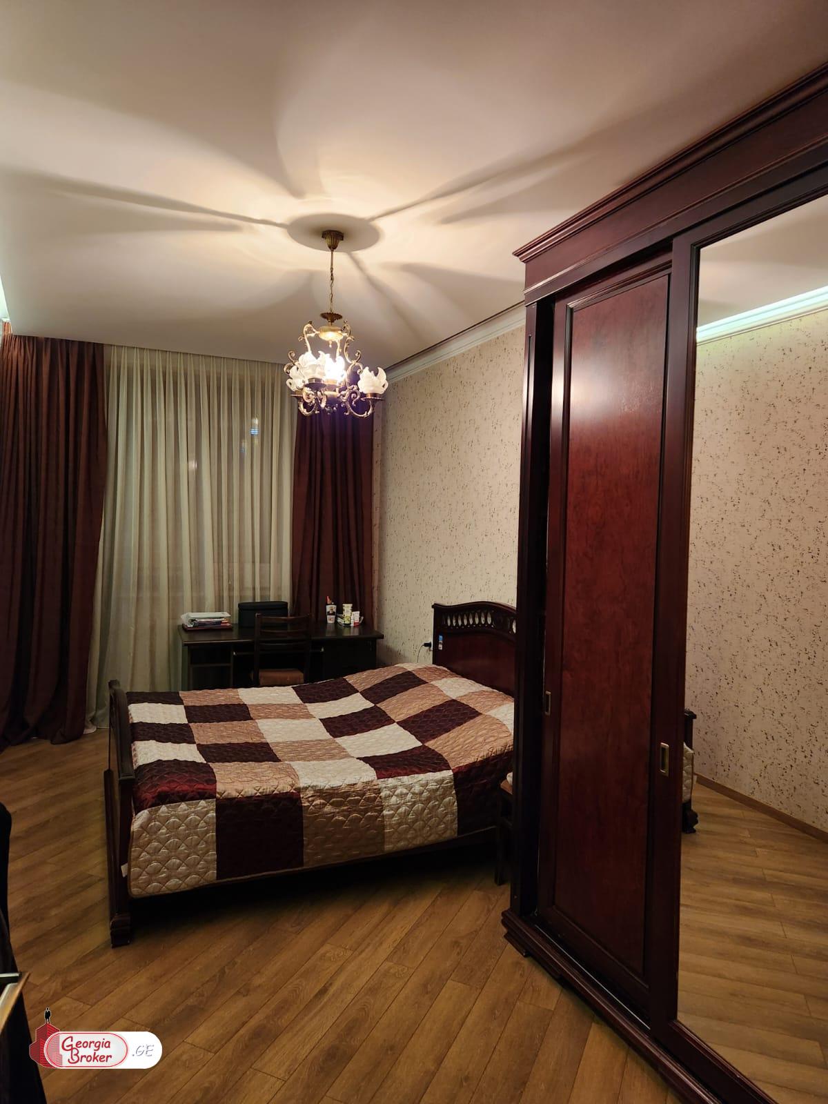 იყიდება ახალი გარემონტებული 5 ოთახიანი ბინა