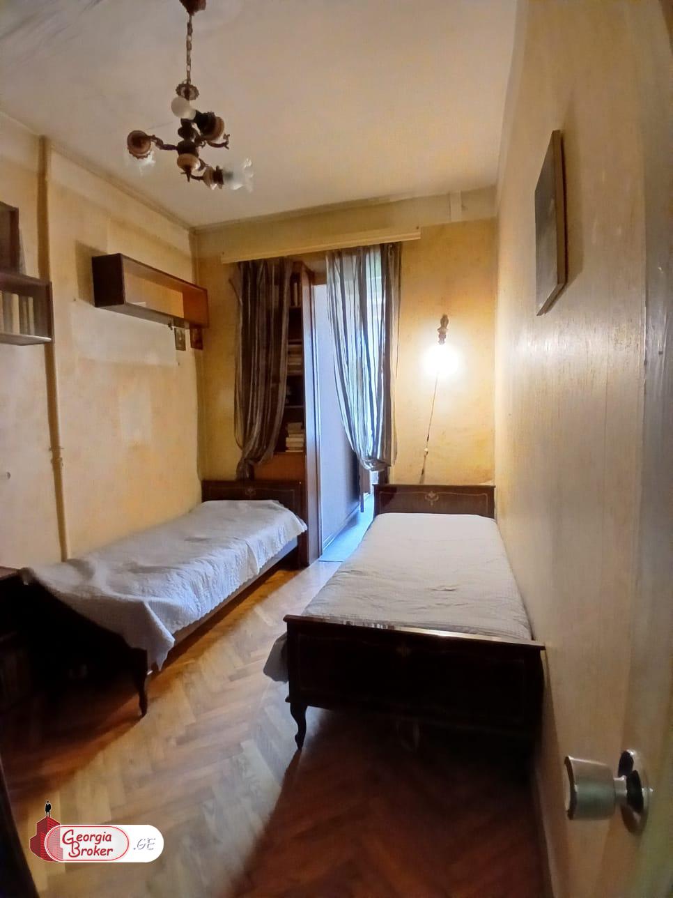 продается квартира со старым ремонтом 4-комнаты