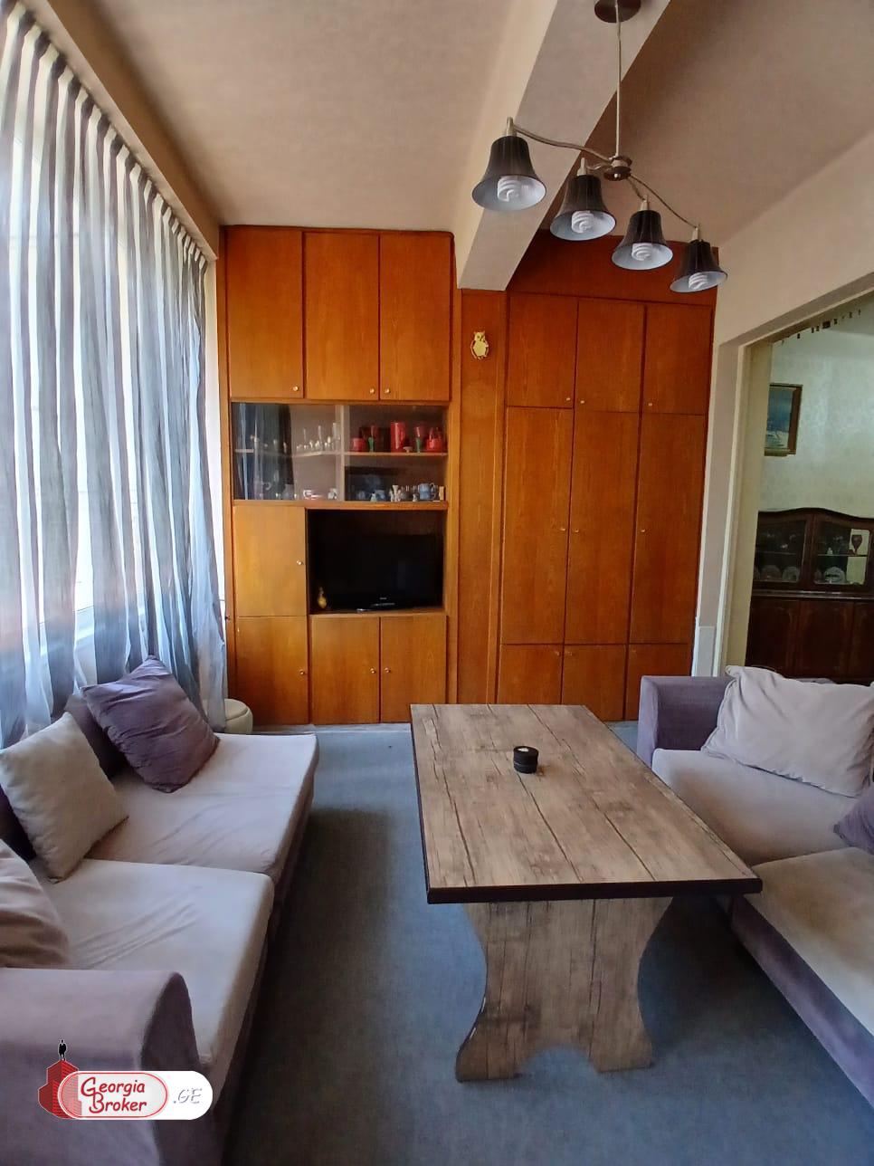 продается квартира со старым ремонтом 4-комнаты