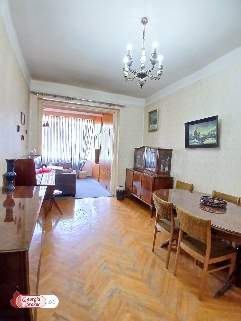 продается квартира со старым ремонтом 4-комнаты