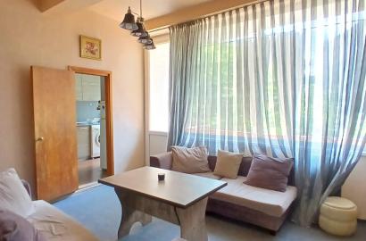 იყიდება ძველი გარემონტებული 4 ოთახიანი ბინა