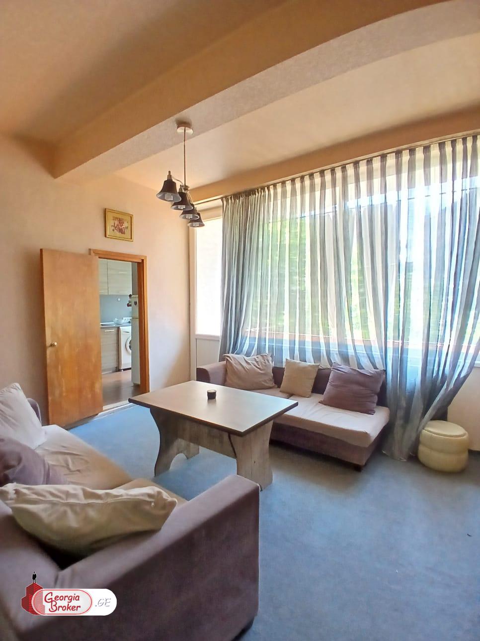 продается квартира со старым ремонтом 4-комнаты