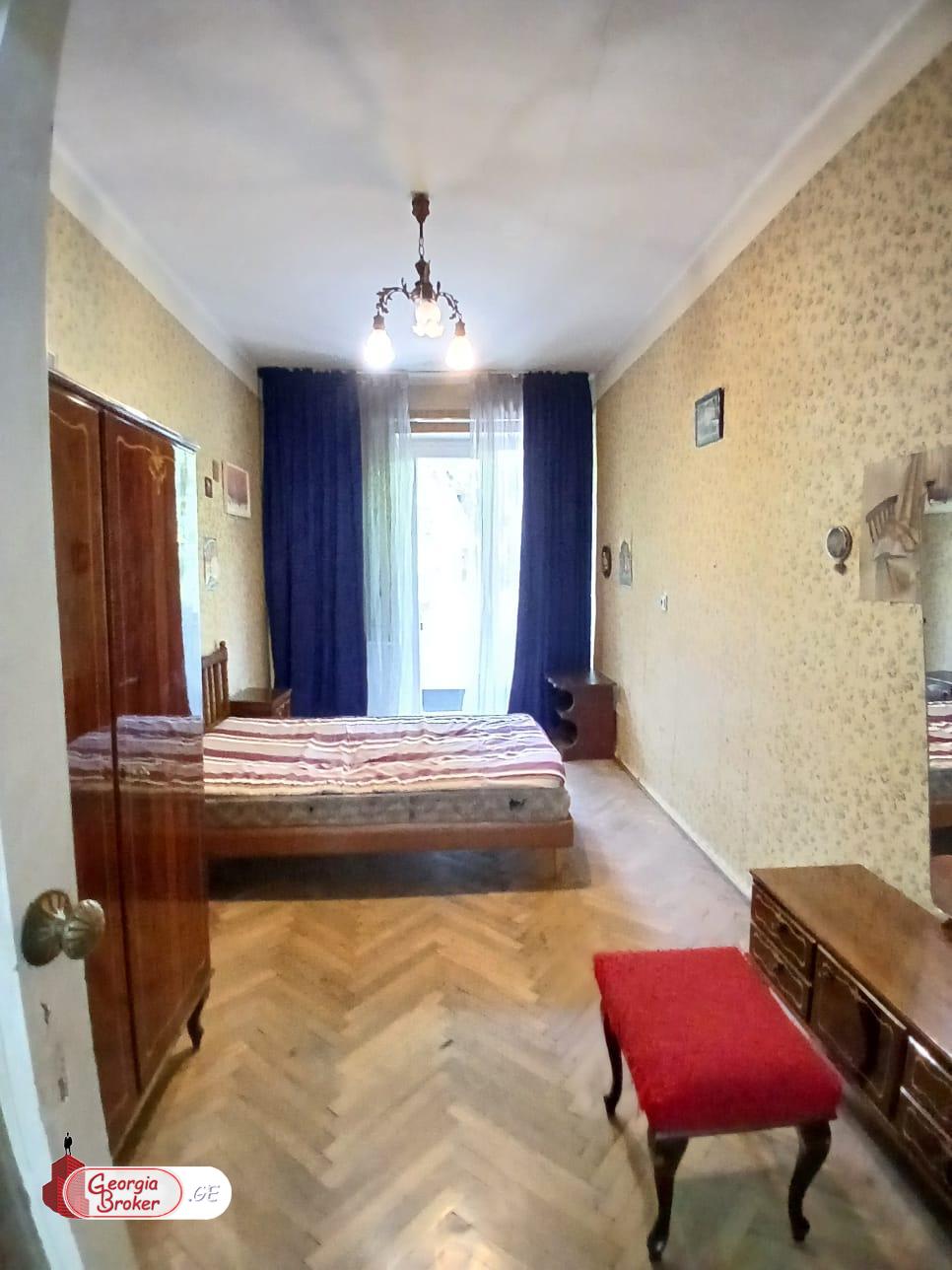 продается квартира со старым ремонтом 4-комнаты