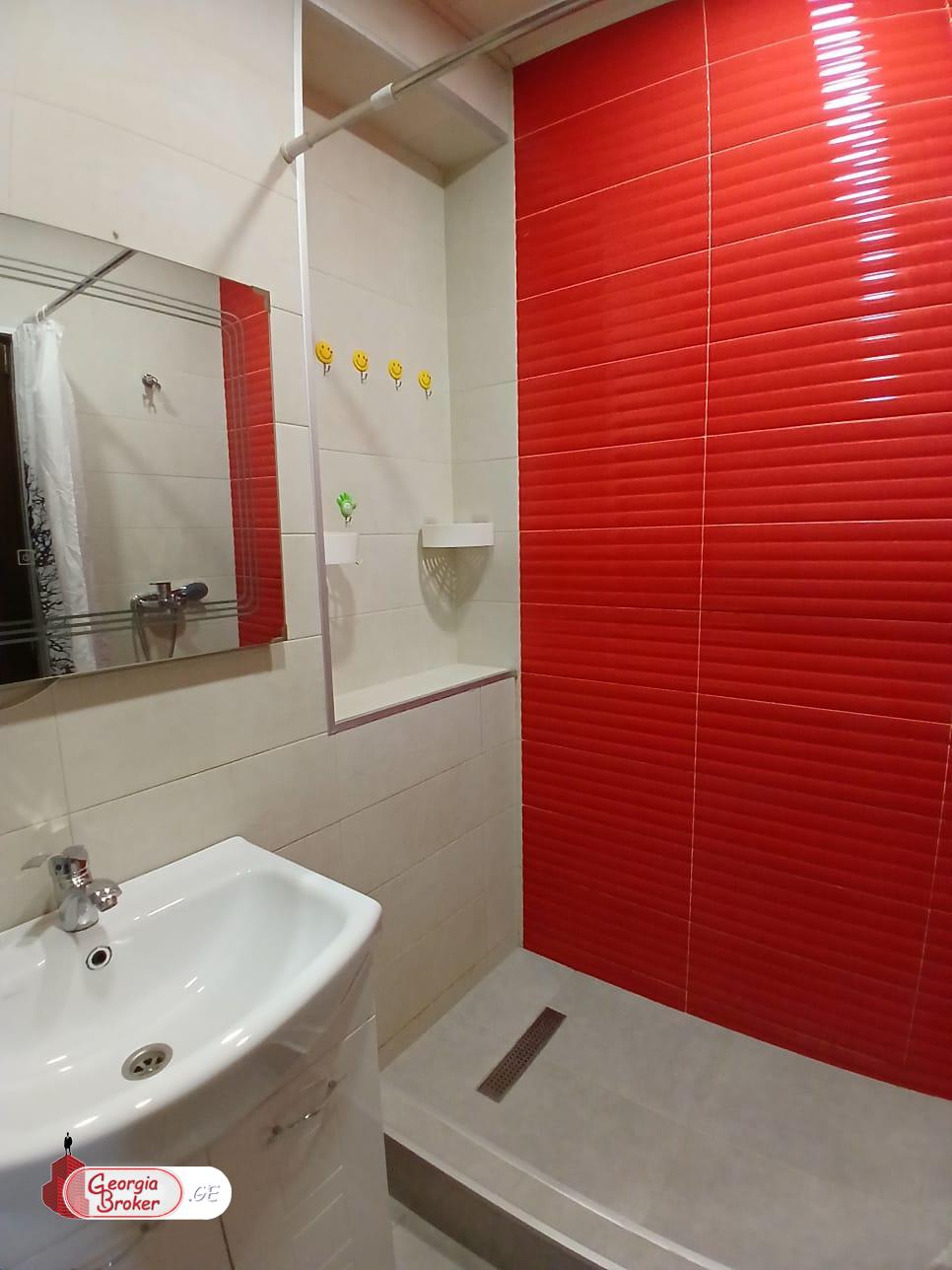 продается квартира со старым ремонтом 4-комнаты