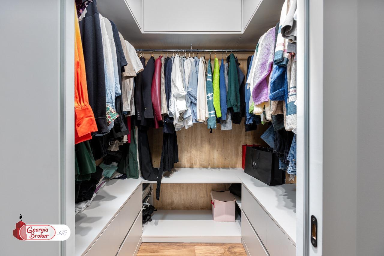 продается квартира с новым ремонтом 3-комнаты