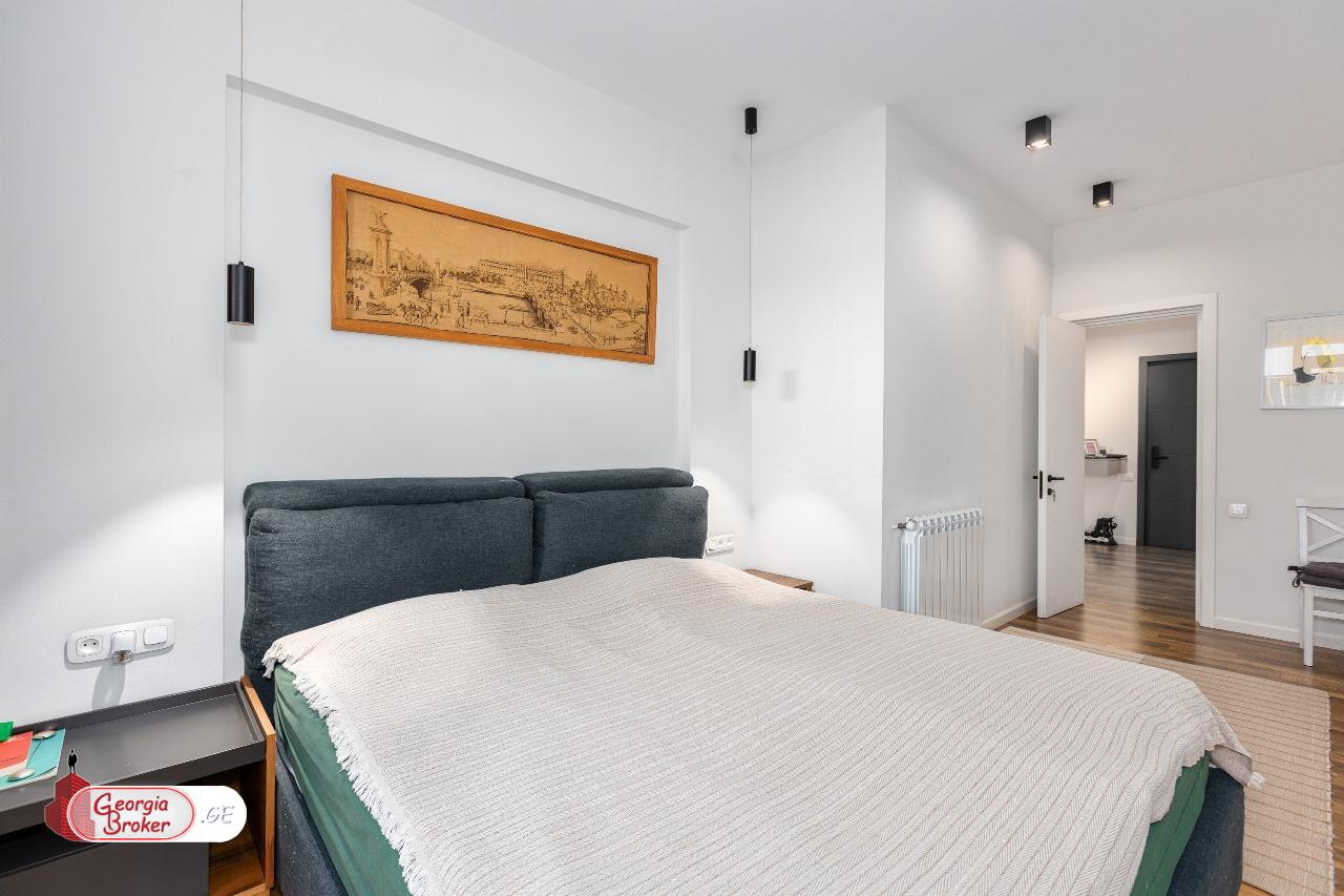 продается квартира с новым ремонтом 3-комнаты