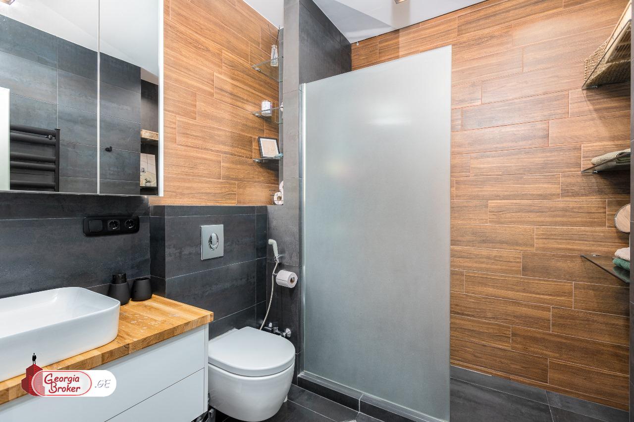 продается квартира с новым ремонтом 3-комнаты