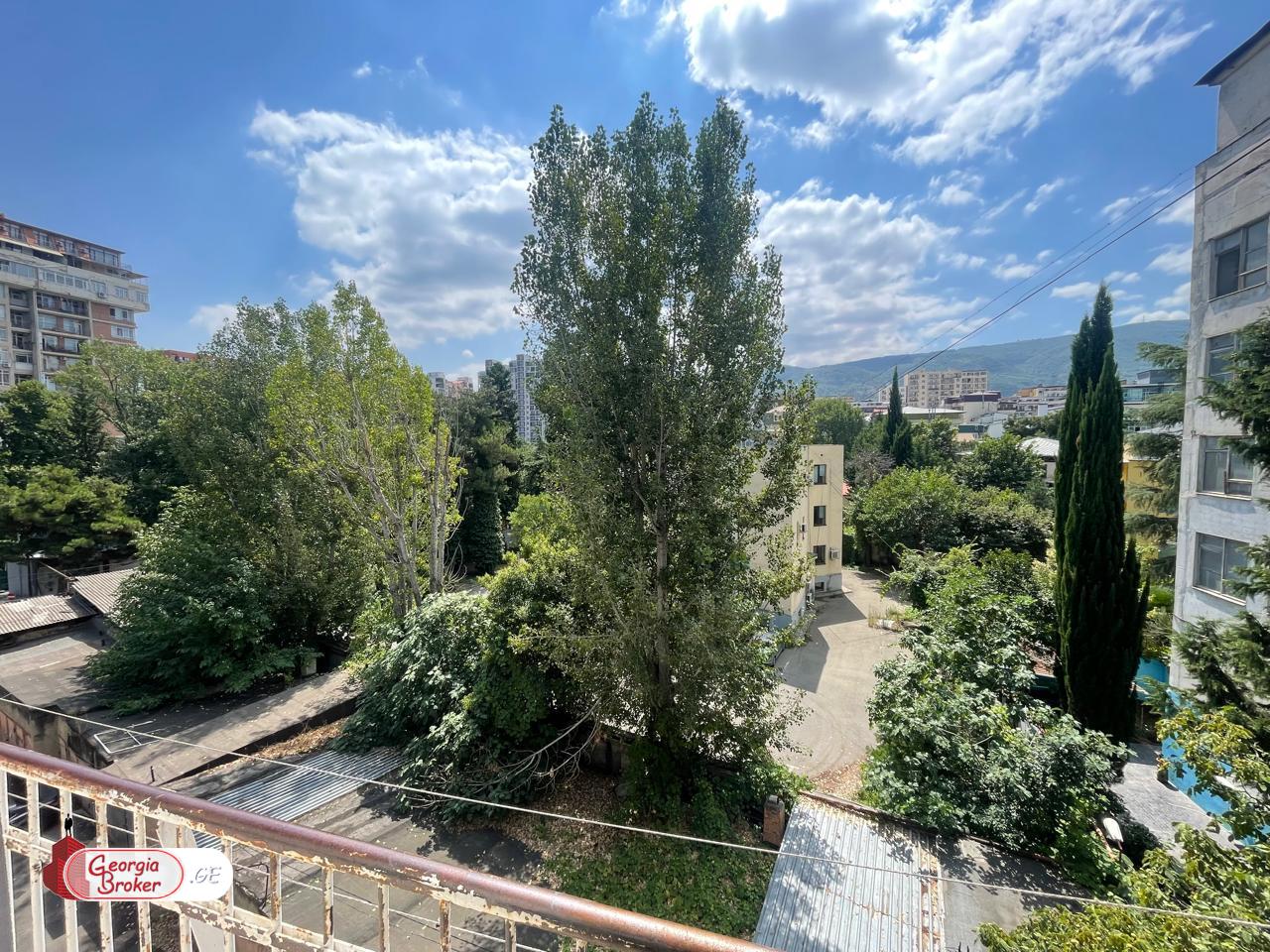 продается квартира со старым ремонтом 4-комнаты