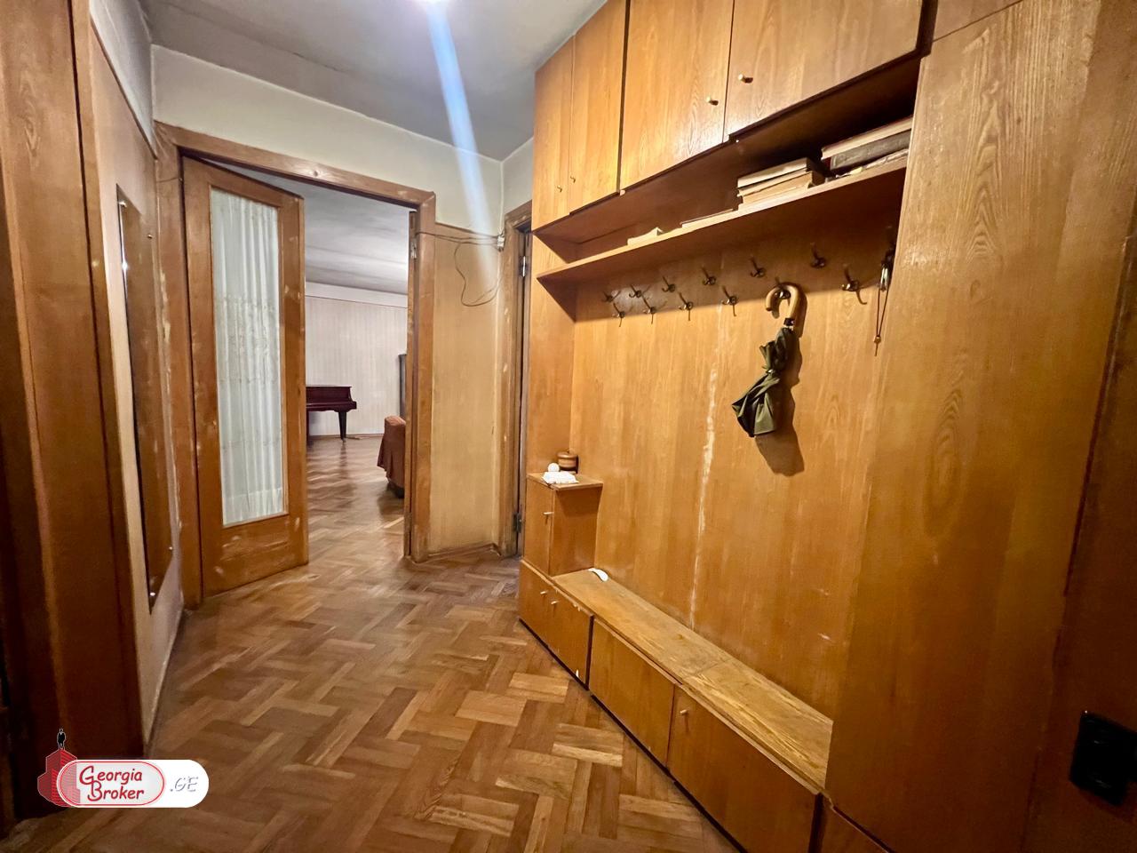 продается квартира со старым ремонтом 4-комнаты