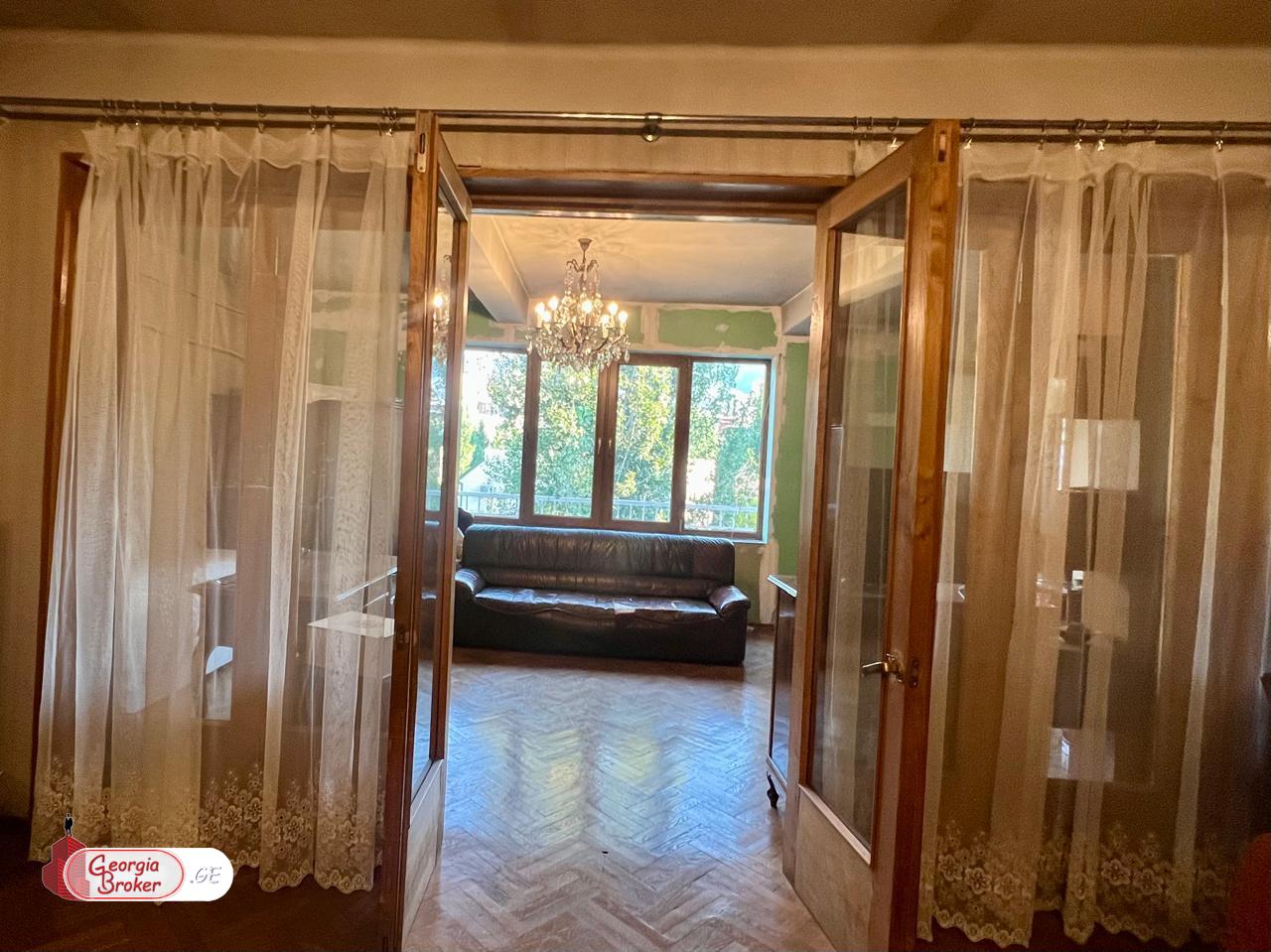 продается квартира со старым ремонтом 4-комнаты