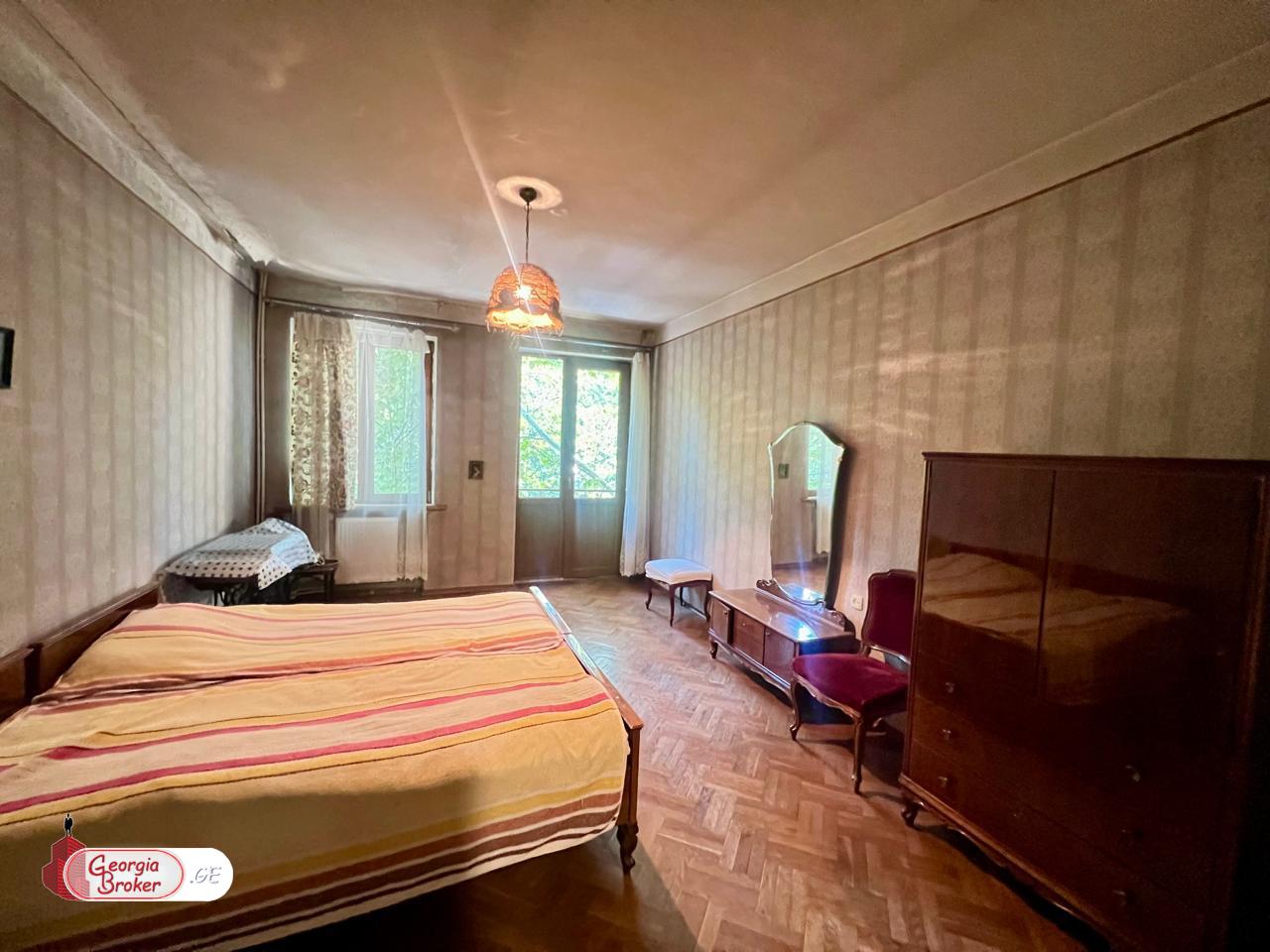 продается квартира со старым ремонтом 4-комнаты