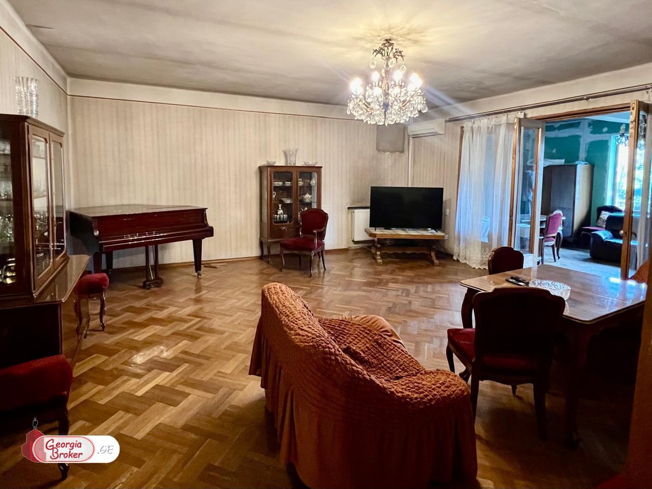 продается квартира со старым ремонтом 4-комнаты