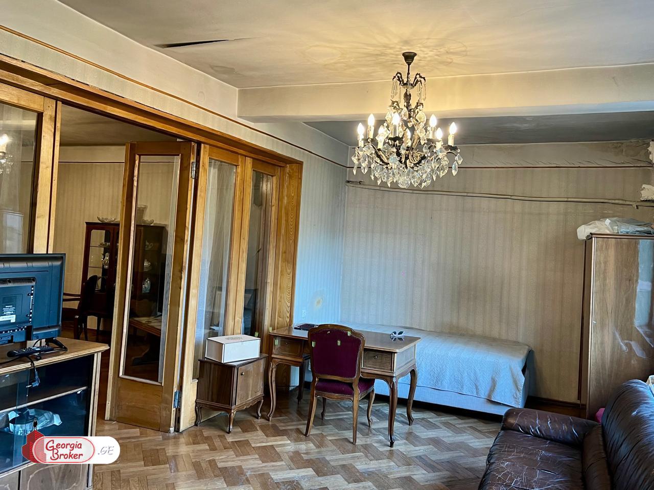 продается квартира со старым ремонтом 4-комнаты