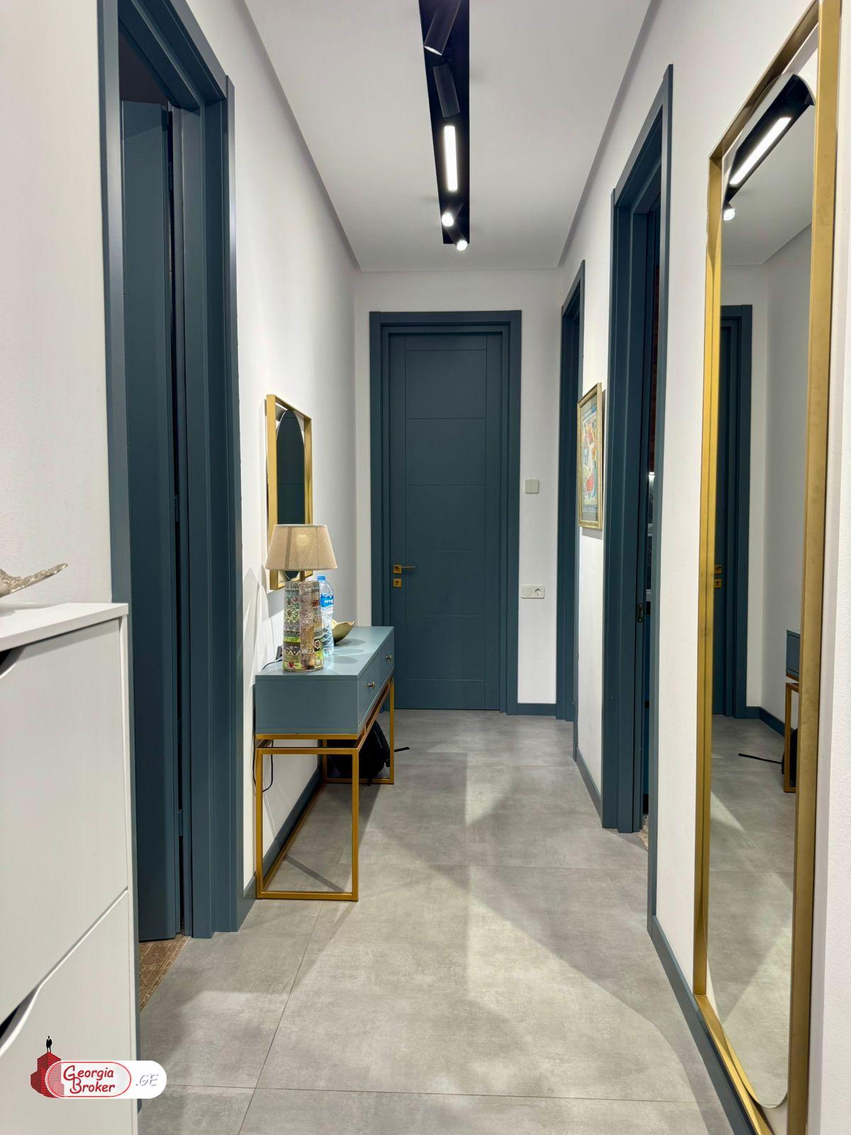 продается квартира с новым ремонтом 4-комнаты