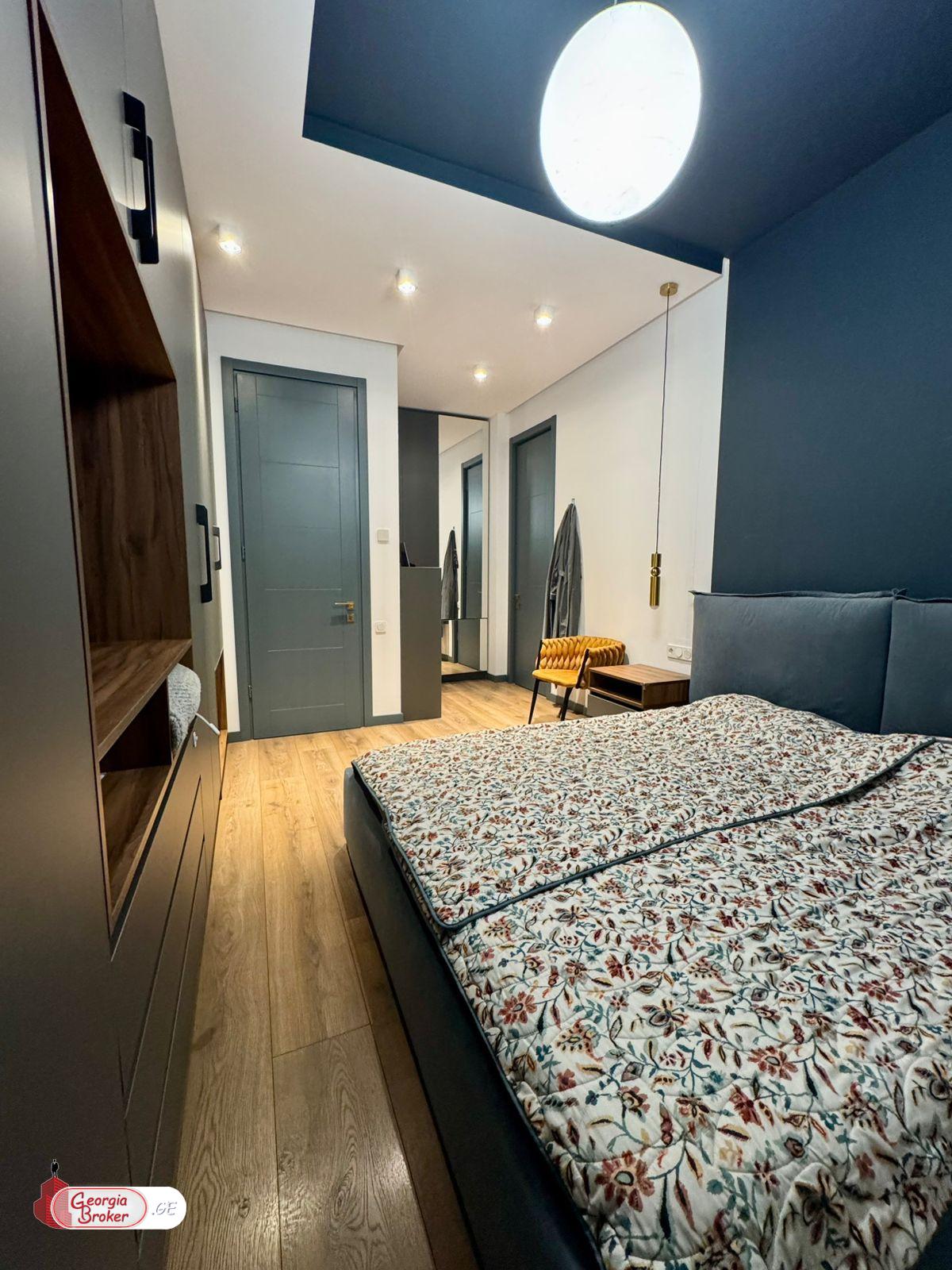 продается квартира с новым ремонтом 4-комнаты