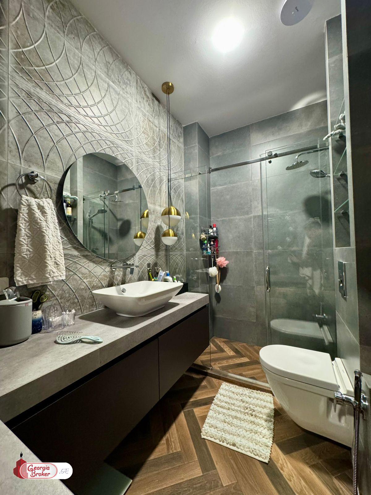 продается квартира с новым ремонтом 4-комнаты