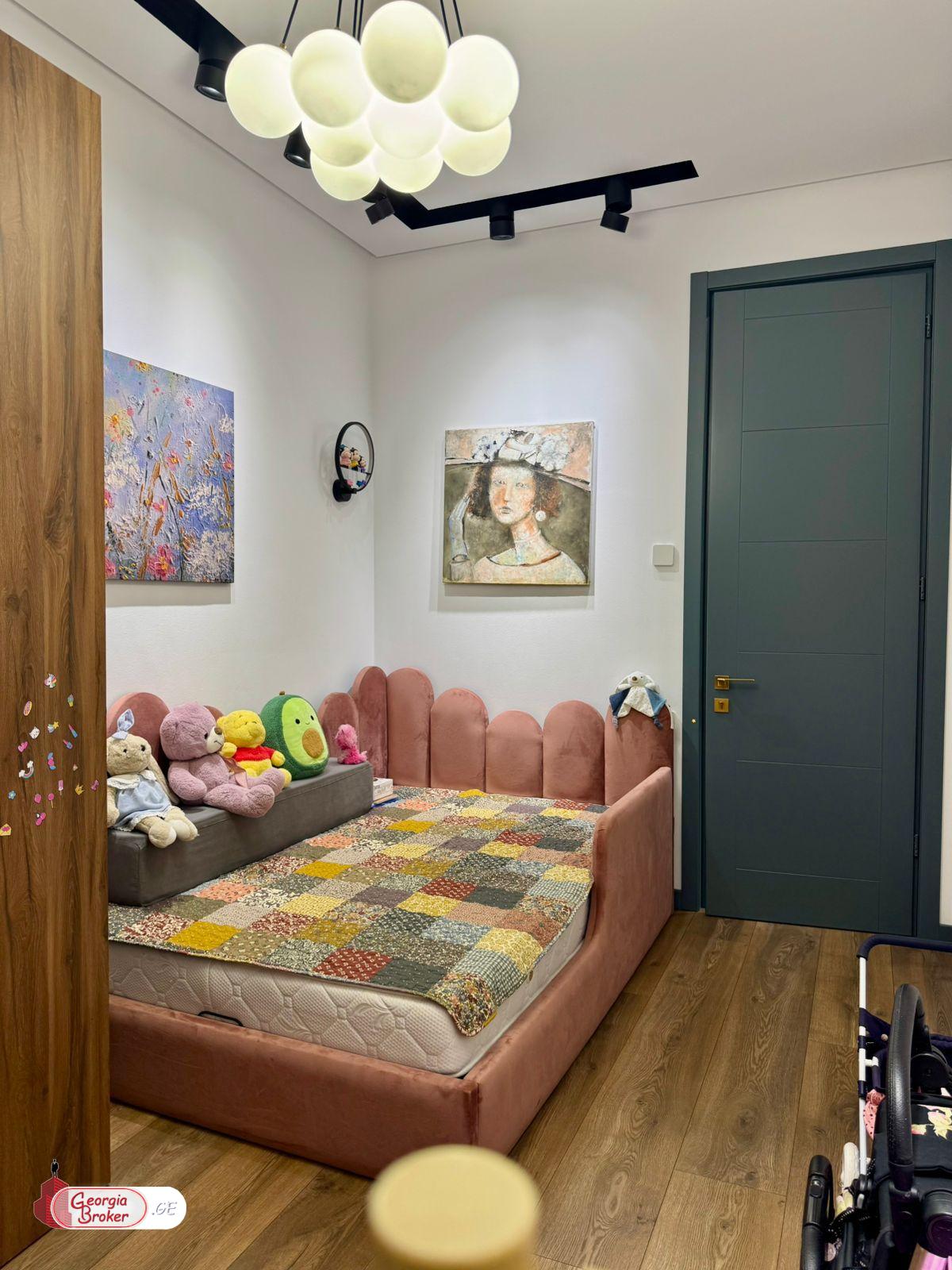 продается квартира с новым ремонтом 4-комнаты