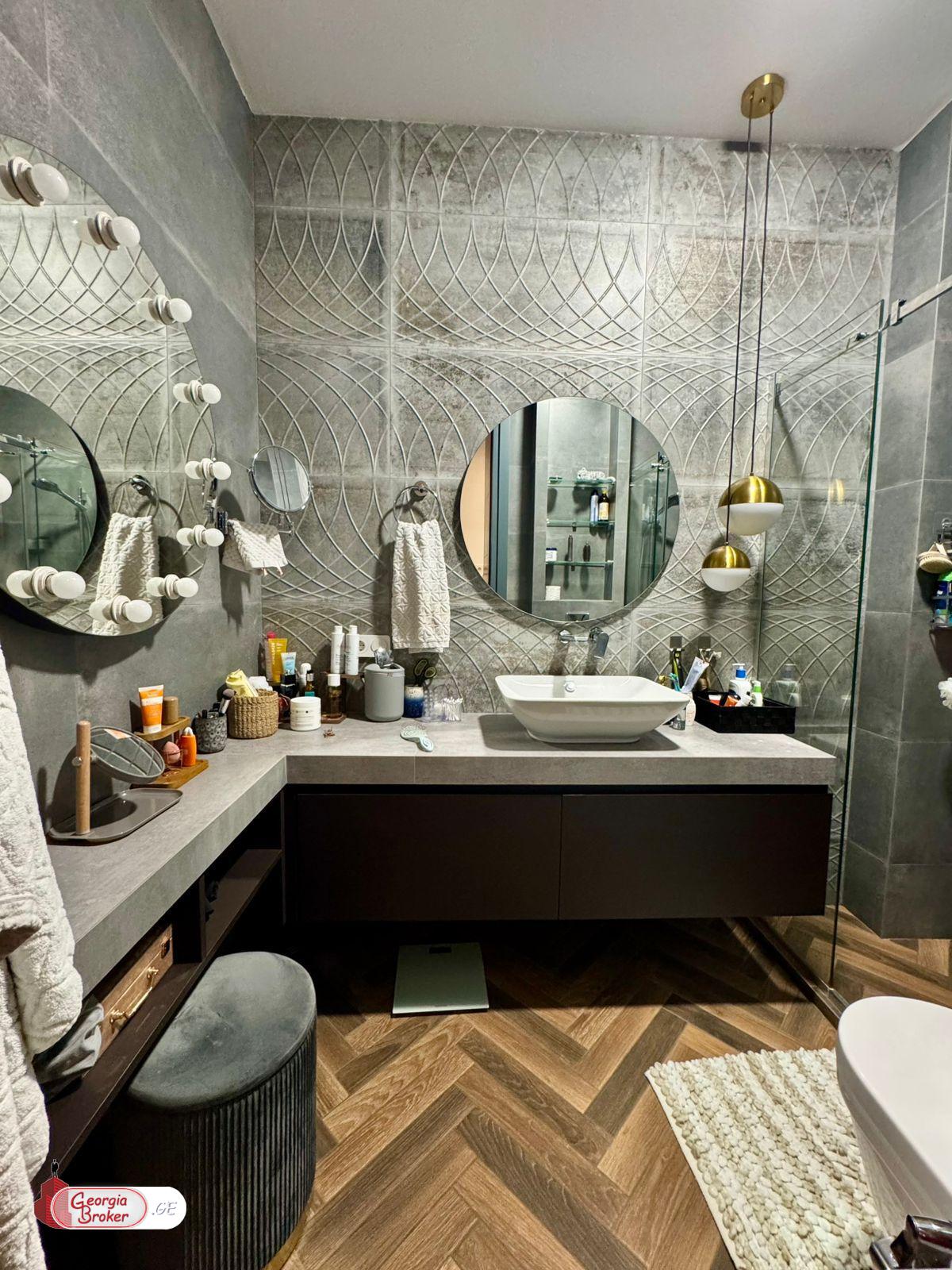 продается квартира с новым ремонтом 4-комнаты