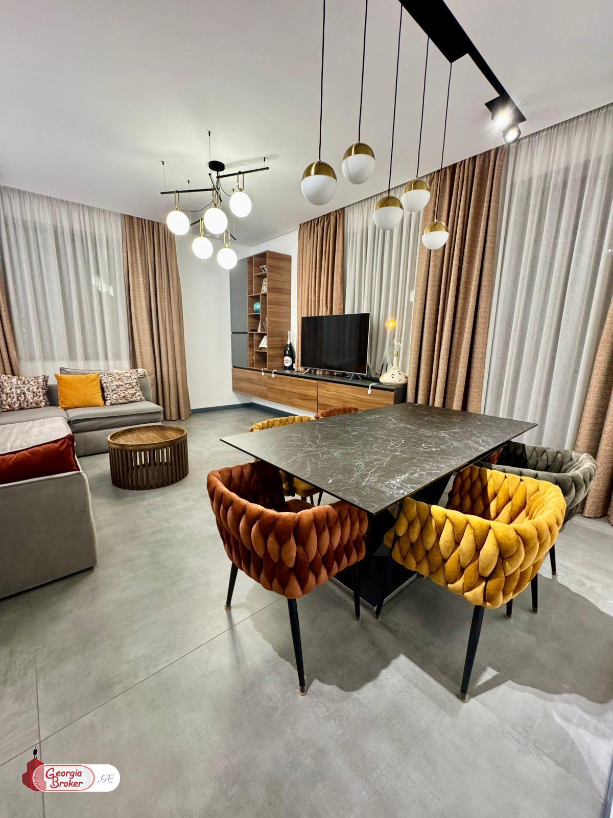 продается квартира с новым ремонтом 4-комнаты