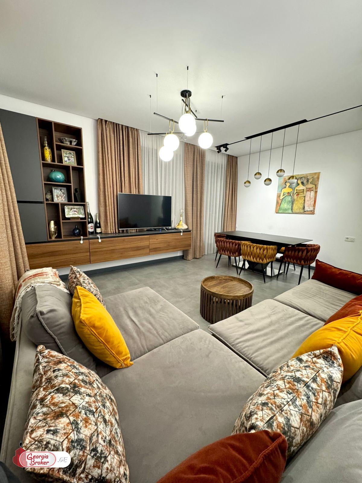 продается квартира с новым ремонтом 4-комнаты