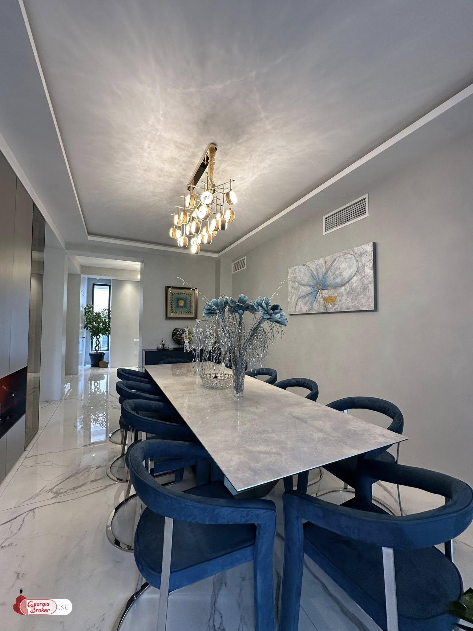 იყიდება ახალი გარემონტებული 11 ოთახიანი სახლი