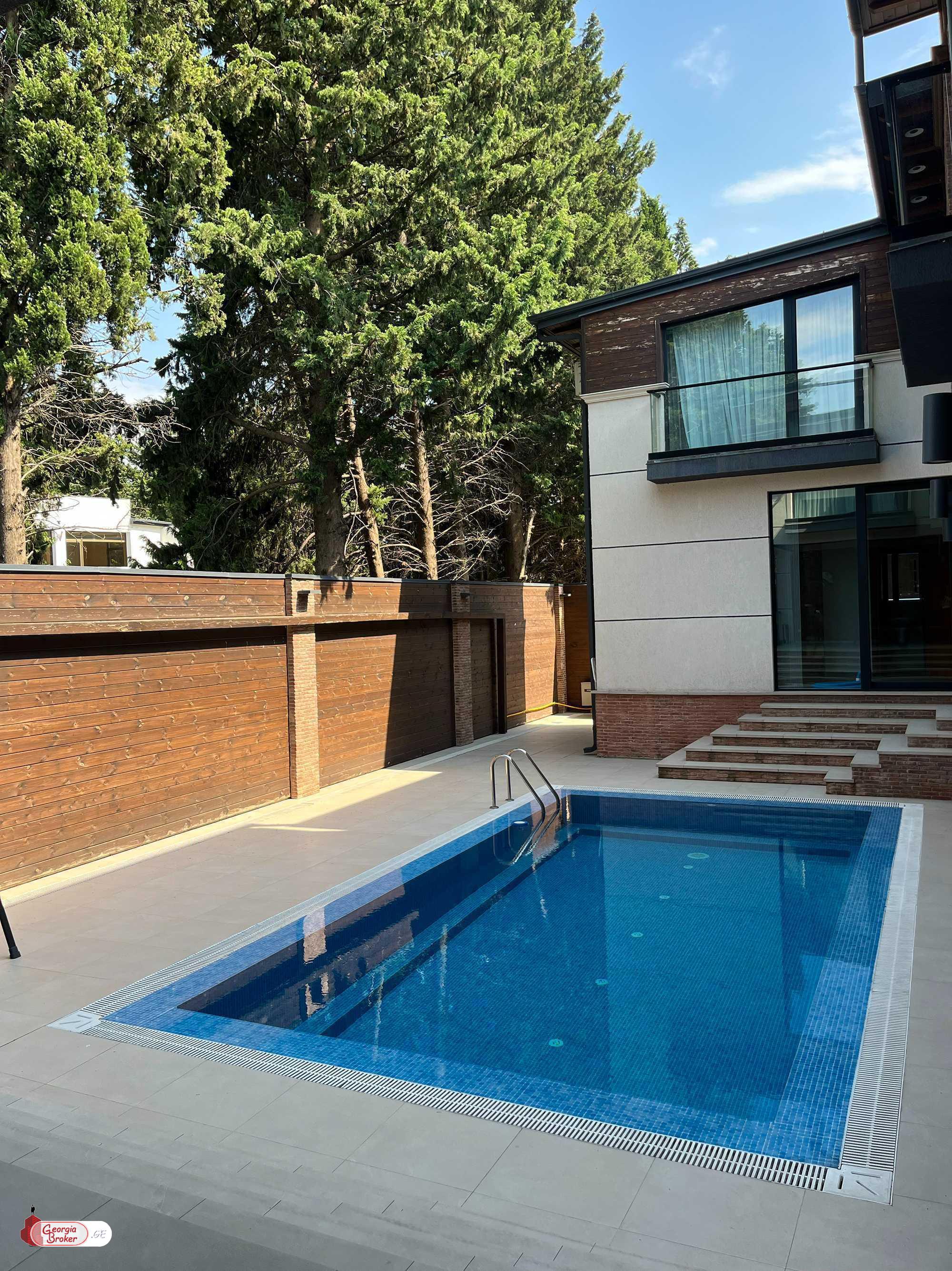 ქირავდება ახალი გარემონტებული 11 ოთახიანი სახლი