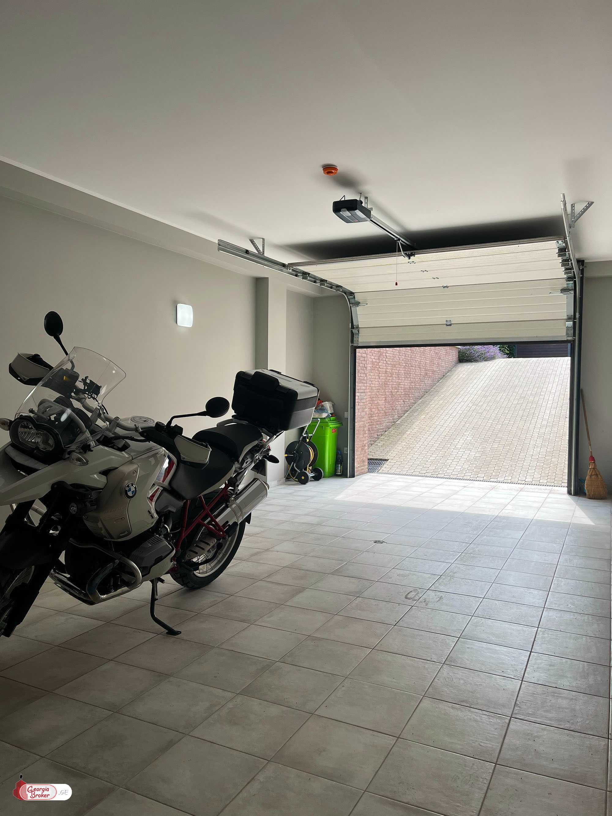 ქირავდება ახალი გარემონტებული 11 ოთახიანი სახლი