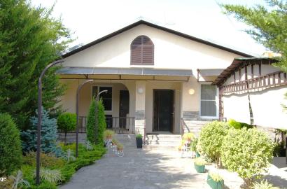 იყიდება ახალი გარემონტებული 5 ოთახიანი სახლი