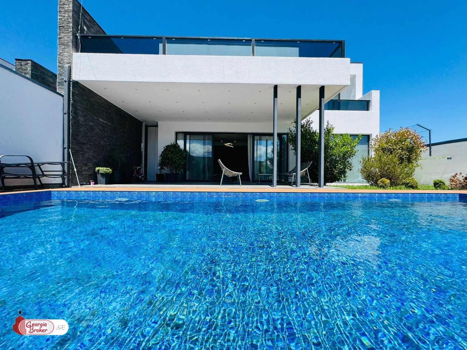 იყიდება ახალი გარემონტებული 5 ოთახიანი სახლი