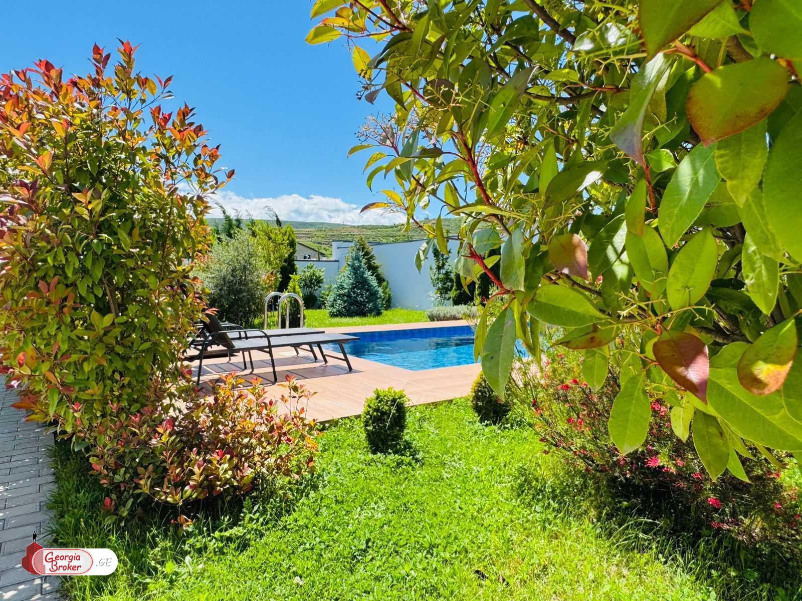 იყიდება ახალი გარემონტებული 5 ოთახიანი სახლი