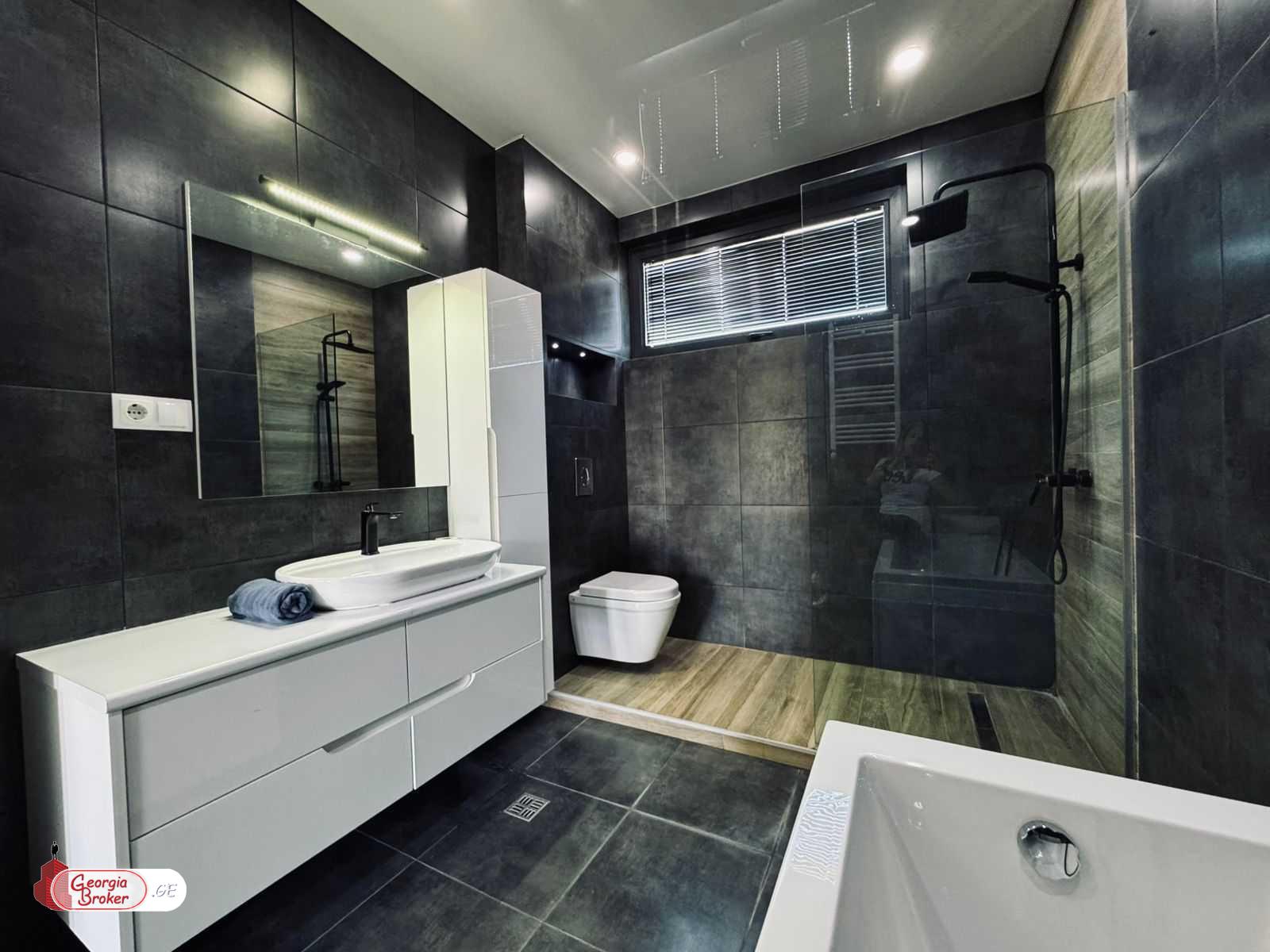 იყიდება ახალი გარემონტებული 5 ოთახიანი სახლი