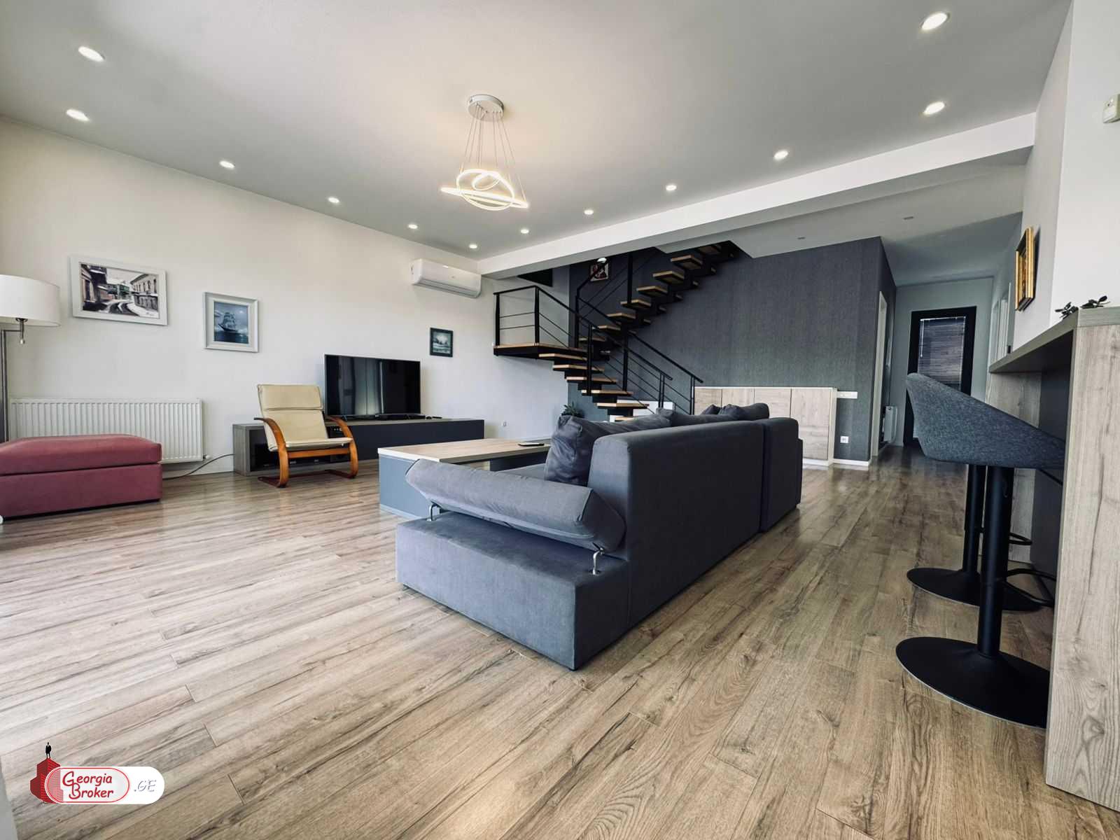 იყიდება ახალი გარემონტებული 5 ოთახიანი სახლი