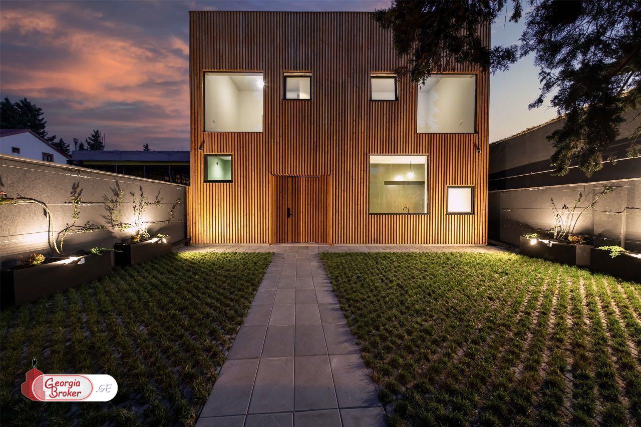 იყიდება ახალი გარემონტებული 7 ოთახიანი სახლი