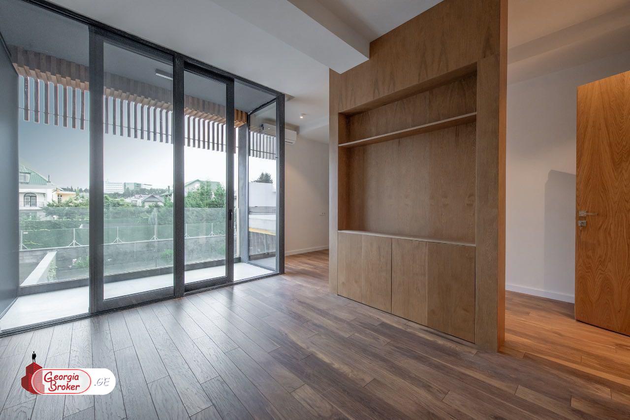 იყიდება ახალი გარემონტებული 7 ოთახიანი სახლი