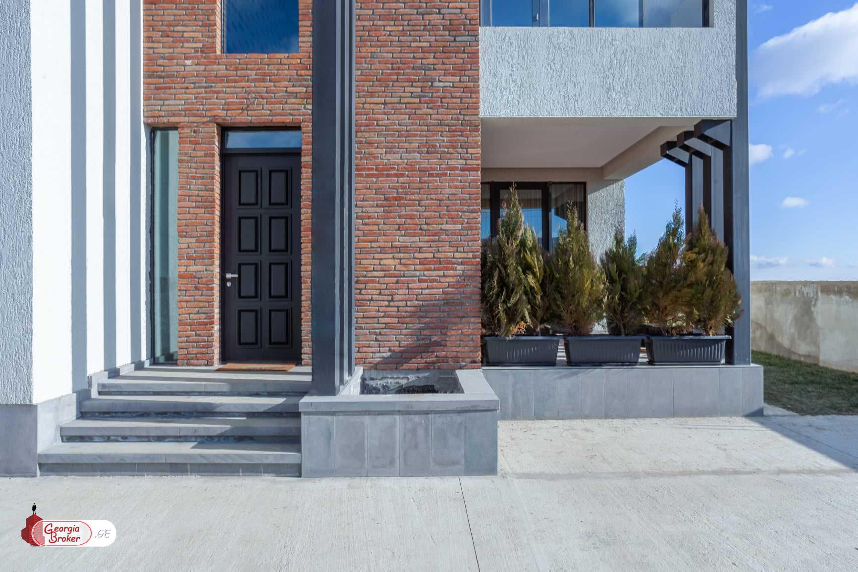 იყიდება ახალი გარემონტებული 8 ოთახიანი სახლი