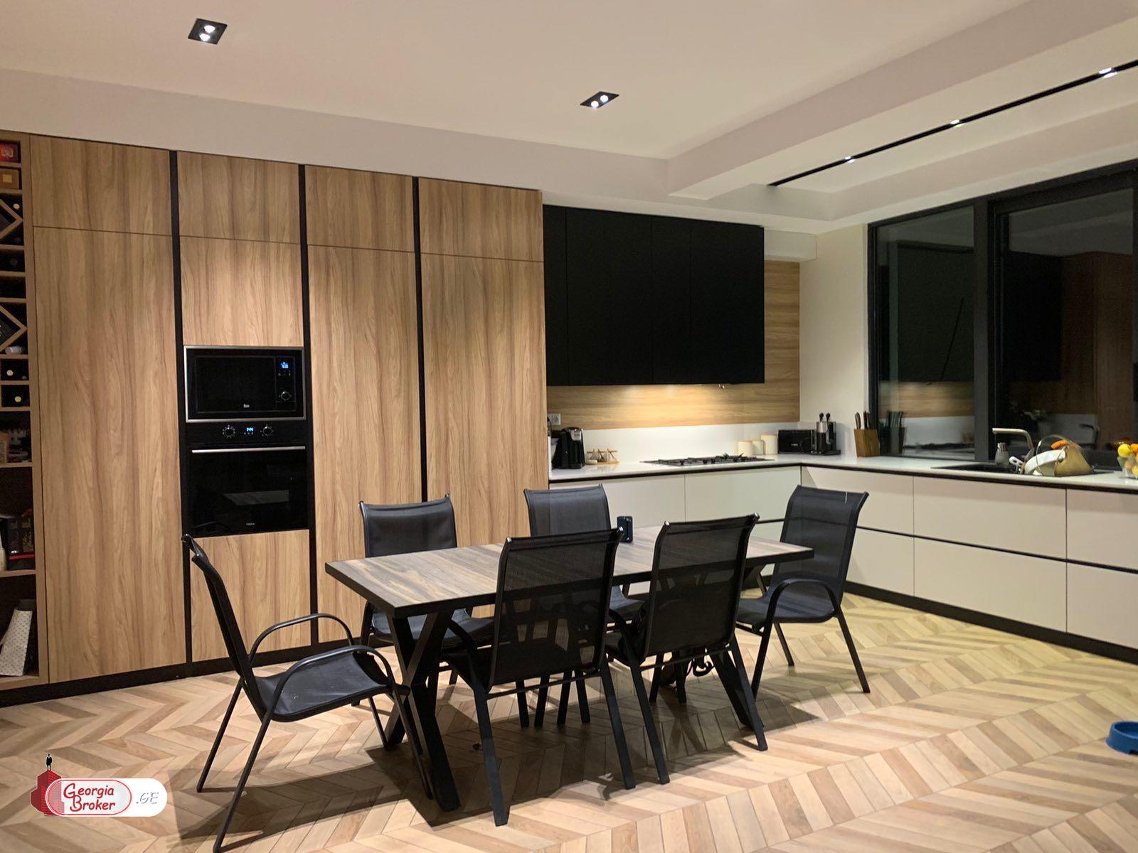 იყიდება ახალი გარემონტებული 8 ოთახიანი სახლი