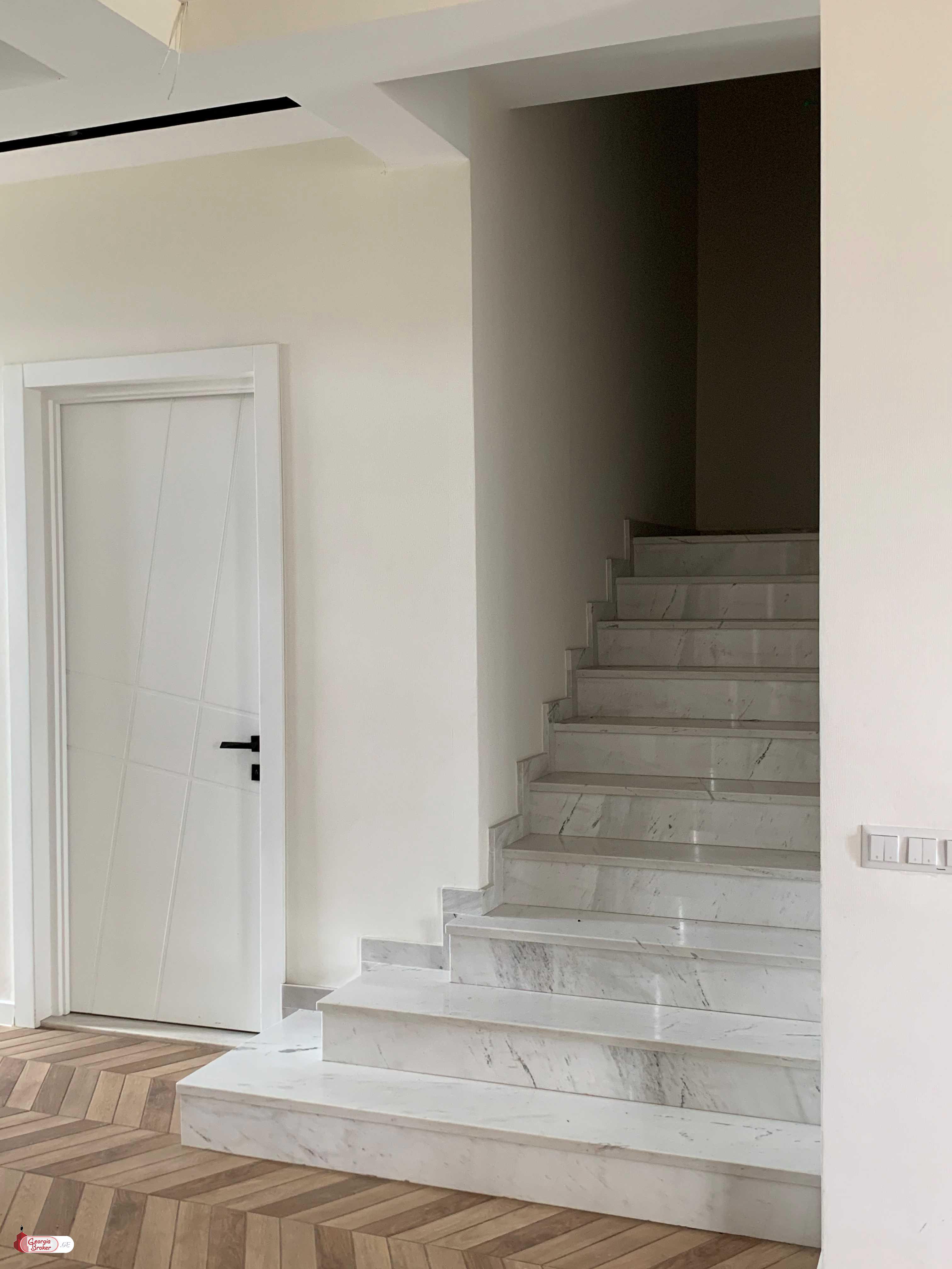 იყიდება ახალი გარემონტებული 8 ოთახიანი სახლი