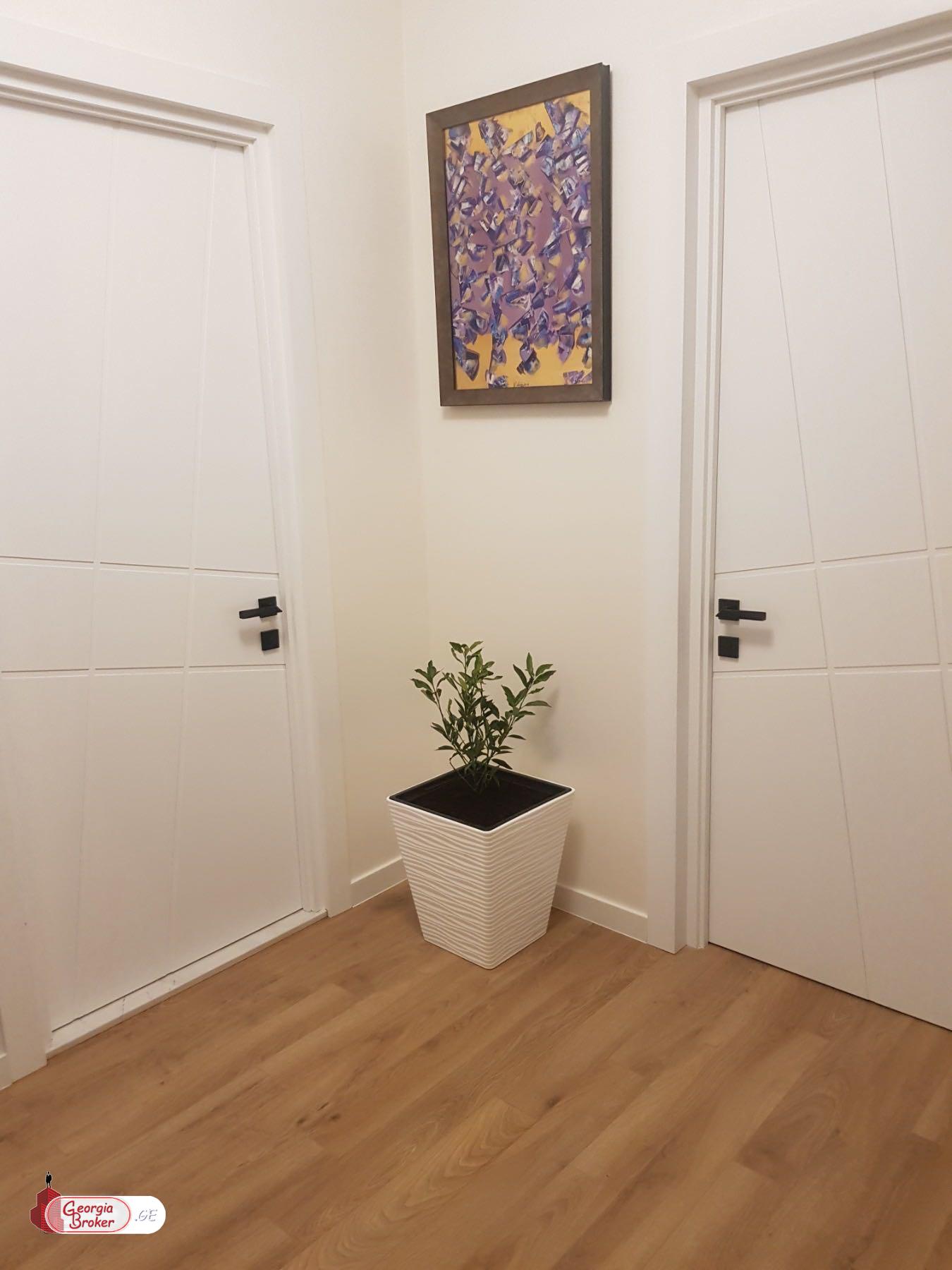 იყიდება ახალი გარემონტებული 8 ოთახიანი სახლი