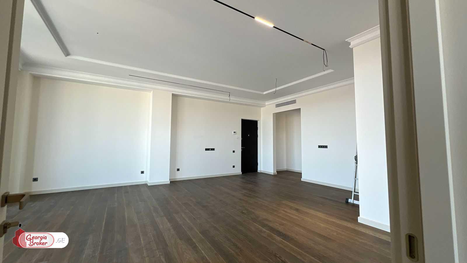 იყიდება ახალი გარემონტებული 5 ოთახიანი ბინა