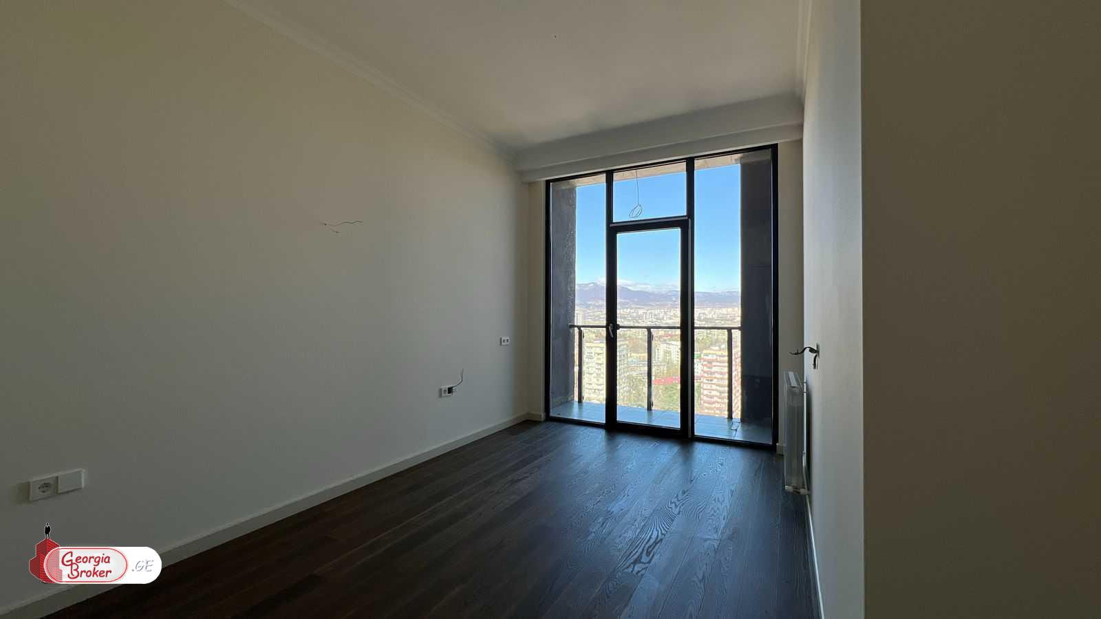 იყიდება ახალი გარემონტებული 5 ოთახიანი ბინა