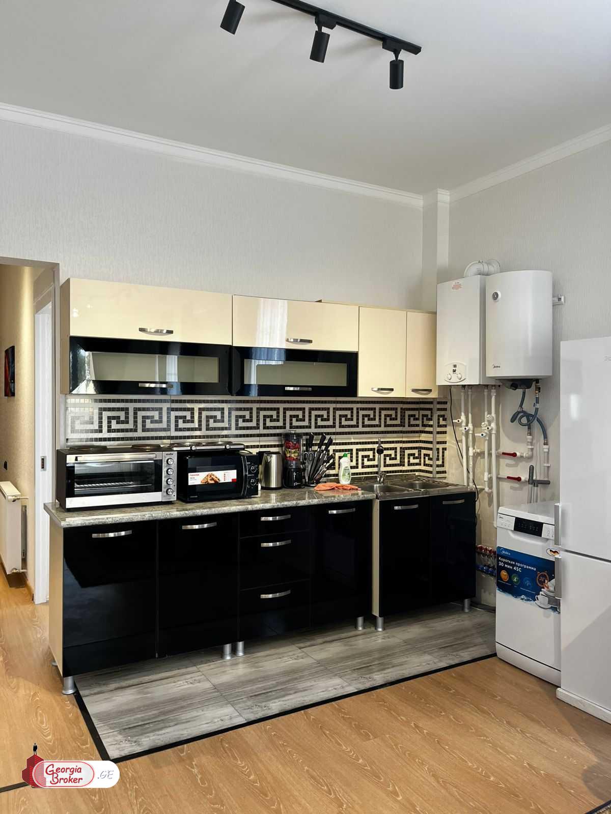 продается дом с новым ремонтом 4-комнаты