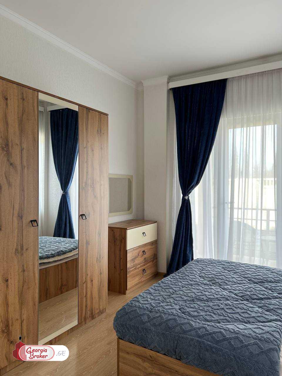 продается дом с новым ремонтом 4-комнаты