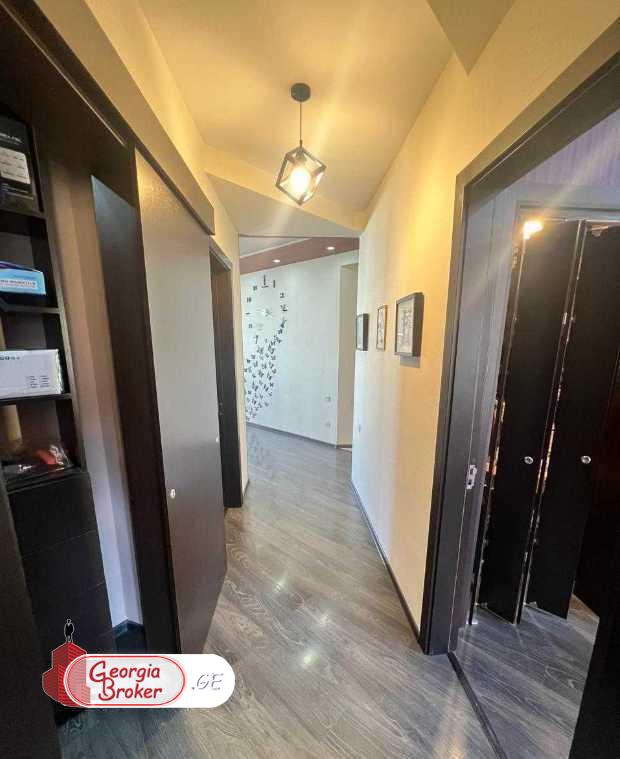 продается квартира с новым ремонтом 4-комнаты