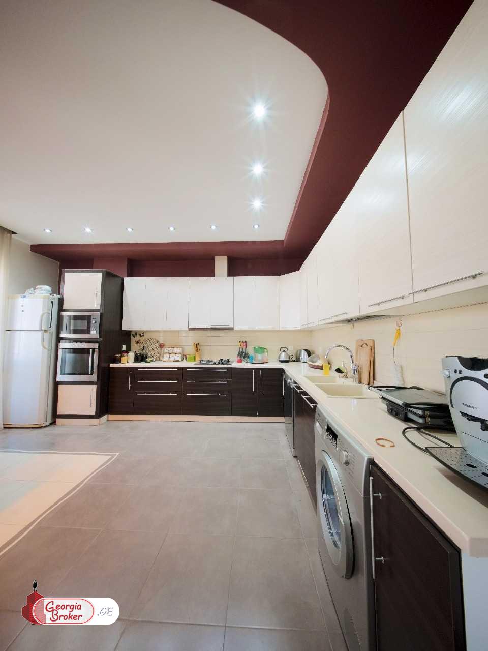 продается квартира с новым ремонтом 4-комнаты