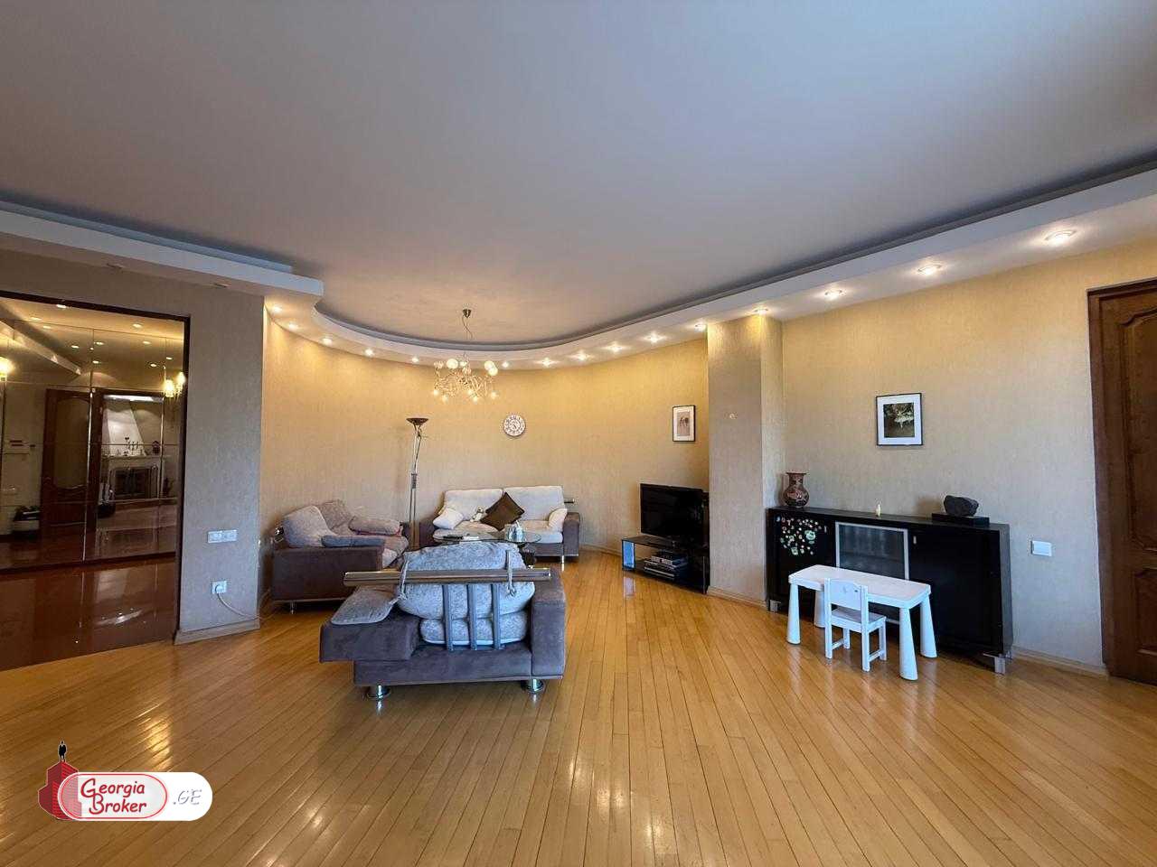 продается квартира с новым ремонтом 5-комнат