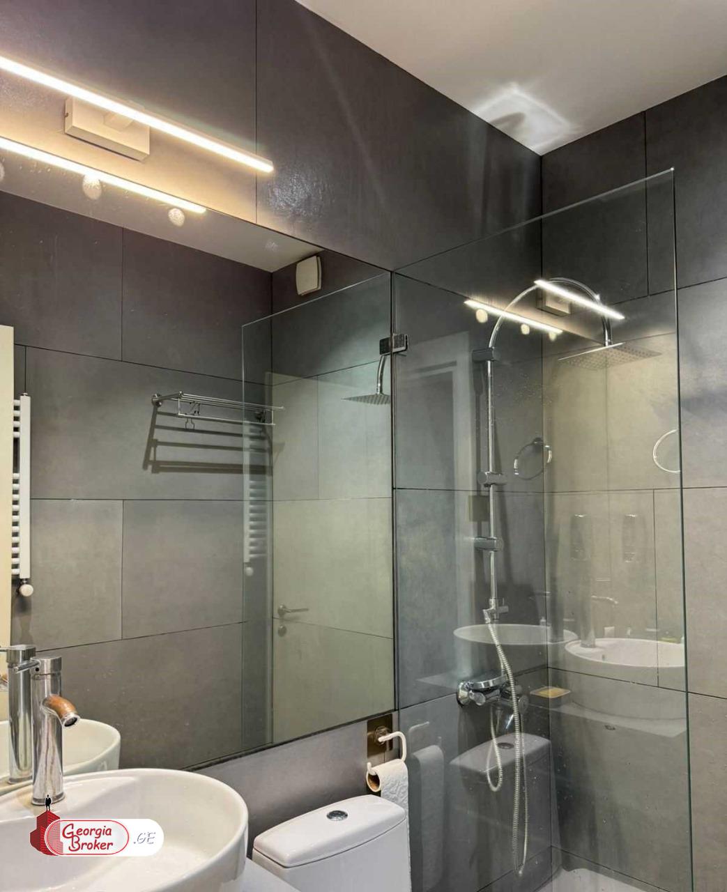 იყიდება ახალი გარემონტებული 7 ოთახიანი ბინა